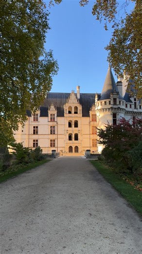 Le château est ouvert pendant toutes les vacances, une visite à ne pas manquer !🏰 💫 🕙 de 10h à 17h15 💶 adultes 13€ - Gratuit pour les moins de 26 ans #lecmn #chateauazaylerideau #touraine #chateauxdelaloire #azaylerideau #patrimoine #patrimoine #loirevalley #touraineloirevalley #castle #vacances #famille | Chateau d'Azay le Rideau - officiel