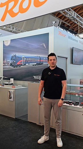 Live von der Faszination Modellbau Friedrichshafen! Christian nimmt euch mit über unseren Stand und zeigt die aktuellen Highlights: – ÖBB Bahnpostwagen (6200188, 6210188) – Packwagen der DR & ČD (6200175, 6210175, 6200176, 6210176, 6200142) – E144 "Königin von Berchtesgaden" (7500147, 7510147, 7520147) – und natürlich den Twindexx – mit beeindruckender Detaillierung und modernster Technik. (7700007, 7710007, 7720007) Feinste Modelle, echte Leidenschaft – direkt von der Messe. #ROCO #FaszinationM