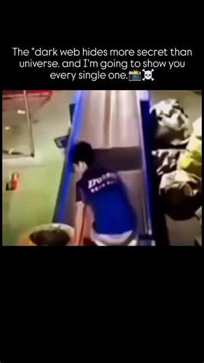 real real on Instagram: "… 荷兰利用动能路面将车辆通行转化为电能。这些路面嵌入压电晶体和感应线圈，捕捉来自汽车、自行车轮胎的振动和压力。当车辆驶过时，重量和速度会对路面产生动态载荷。路面会微幅变形，从而引发机械应力。内置的压电材料将这种应力转化为电能，同时电磁感应捕捉滚动动能。每辆车通过时产生微量电荷，而高速公路上数万车辆累积就能生成足够电力驱动路灯、交通信号和充电站。在鹿特丹港附近的高流量路段，每天约有5万辆车为系统贡献能量。这些电能可储存于电池或实时并网，减少化石燃料依赖，并推动智能交通基础设施。这种技术将日常交通转化为可靠的可再生能源 ＃荷兰 #知识 #事实 #你知道吗 ＃推荐 ＃科技#创新＃能源#可持续＃实验 #热门"