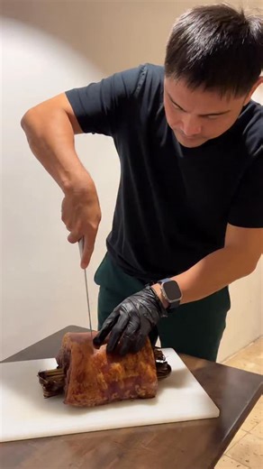 PORK BELLY ROLL 🐷🔥 Now available at @marvinskitchen.ph Perfect for any occasion. ORDER NOW! 📞 0917-187-4146 👉 https://marvinskitchen.tablevibe.co #marvinskitchen #porkbelly #porkbellyroll | Marvin Agustin