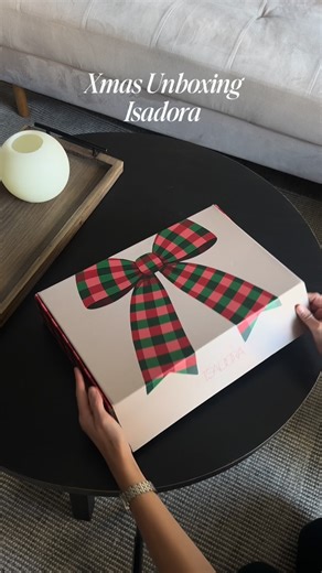 Josefina Labayru on Instagram: "xmas unboxing de @isadorastyle_chile 🎁🤍"