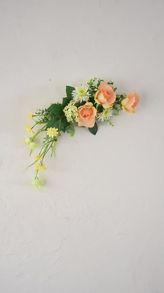 🌿✨春の陽ざしに包まれて✨🌿 ⁡ ふんわりと咲くアプリコットカラーのバラに、 やさしい黄色とグリーンを添えて。 ⁡ 春から初夏へと移りゆく季節のぬくもりを 感じていただけたらと、 心を込めて制作しました🌸☀️ ⁡ お部屋にそっと飾るだけで、 気持ちがふわっと明るく華やぎますように💛 ⁡ ＜花ことば＞ 🌹 バラ（オレンジ）…「絆」 🌼 ガーベラ …「希望」「常に前進」 🌸 サクラ …「精神の美」「優美な女性」 🌿 バイモユリ …「謙虚な心」 🌼 ダリア（黄） …「栄華」「優美」 ⁡ お花に込められたメッセージとともに、 新しい季節の訪れをお楽しみください✨ ⁡ -——————————— ⁡ 空間や訪れる方に合わせてデザインしますので 💠 花器に活ける置き型も 💠 壁掛けタイプも ⁡ さらに… 🌿 メンテナンスフリー で、アレルギーの心配なし ✨ 抗菌・抗ウイルス・消臭効果のある光触媒加工付き で衛生面も安心 ⁡ ⁡ 📩 ご注文・ご相談はDMへ✨ ⁡ ⁡ #春のインテリア #初夏の彩り #お花のある暮らし #リースのある生活 #ナチュラルインテリア #心地よい暮ら