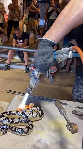 Sculpting a glass snake in Spain 🇪🇸 Leaves a 🐍 in the comments if you love snakes! | Garmezy Glass