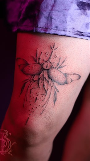 ✨ La réalité du métier de tatoueur ✨ Version 1 : pro, concentrée, client bien habillé, tout est clean, tout est sérieux. Version 2 : retour à la maison, pyjama pilou-pilou, masque sur la tronche, cerveau en ébullition 🧠💥 Parce que oui, les projets que vous porterez toute votre vie… ils naissent souvent entre un plaid, un thé et zéro dignité vestimentaire 😂 Et si vous recevez des messages le soir, le dimanche ou à des heures un peu chelou… c’est normal 😌 L’inspiration, les croquis et les répo