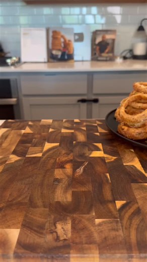 24K views · 250 reactions | Crunchy Homemade Onion Rings Quick and easy recipie! This recipe is also in my cookbook “the new southern table” Comment “cookbook” and I’ll DM you the link to grab your copy. ‼️ | Cord and the Kitchen | Facebook
