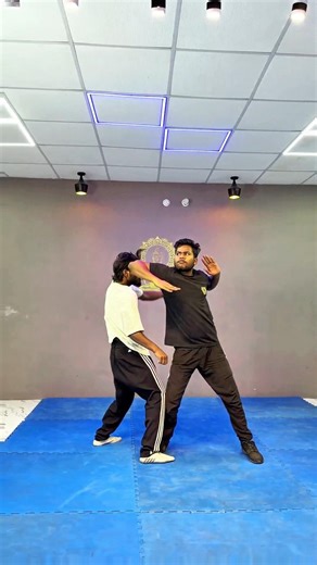 "Master the Elbow Counter: Simple & Effective 🥋" ⚡.. #muaythai #tonyjaa #elbowstrike #youtubeshorts