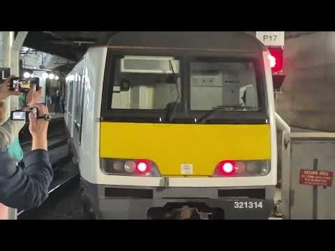 (4K) Class 321 (Farewell tour train) 321307&321314 departs from Liverpool St with final Horns.