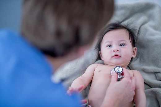 Hypotonie infantile : comment détecter et traiter la faiblesse musculaire
