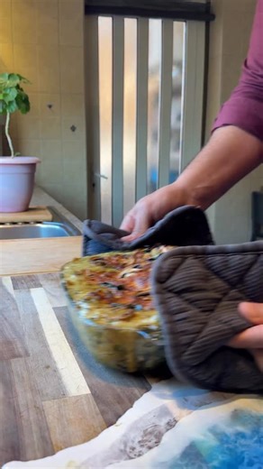 ‎Omar Yassin | عمر ياسين‎ on Instagram‎: "⁨ ⁨ شو فيي انواع باستا حابيين اعمللكم اياها؟🤔🍝🌿 . ١٥ قطعة باستا لازانيا ٢ بصل متوسطة الحجم ٣ سن ثوم ١/٢ كيلو صدور دجاج ١/٢ كيلو سبانخ مفروم ٣٠٠ جم فطر مقطع ١/٢ لتر كريمه طبخ ٣٠٠ مل مرق دجاج ١ م ص جوز الطيب م ك زعتر ملح و فلفل اسود جبنة الموزاريلا . 15 lasagna sheets 2 medium onions 3 garlic cloves 500 g chicken breast 500 g chopped spinach 300 g sliced mushrooms 500 ml cooking cream 300 ml chicken broth 1 tsp nutmeg 1 tbsp thyme salt and black pepper 