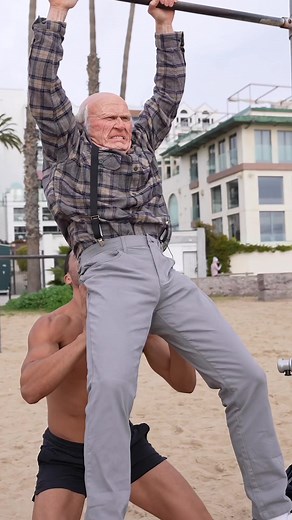 Grandpas challenge bodybuilders at muscle beach FT. Chris Heria & Magnus Midtbo #challenge #musclebeach #bodybuilder #calisthenics #muscle #gym