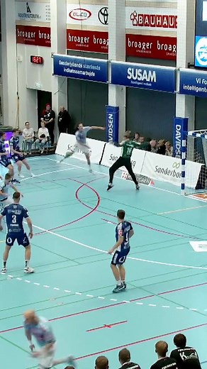 Noah Gaudin made handball look so simple 👌🏼 (via @SønderjyskE Herrehåndbold) #fyp #foryou #viral #handball #handballplayer #sport #handballearth