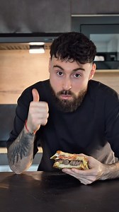 Alors là, je crois que j’ai réussi à reproduire exactement le Quick’N Toast de chez Quick… en dix fois meilleur et surtout beaucoup moins cher ! 😏👀 Ça faisait un moment que je n’en avais pas mangé, et avec cette version maison, j’avoue que je me suis régalé ! 🍔🍟 Pour la prochaine vidéo, dites-moi quelle recette de fast food vous aimeriez que je tente de reproduire ! 🫡 Ingrédients : • 400 g de viande hachée (15 % MG) • 6 càs de mayonnaise blanche • 2 càs de crème fraîche épaisse • 1 càc de p