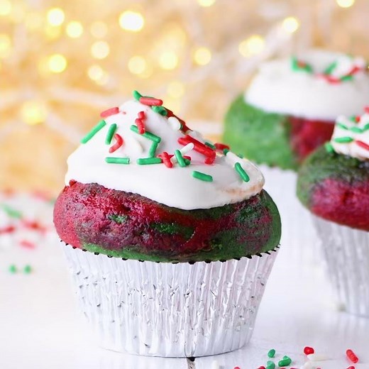 Holiday Velvet Cupcakes with Marshmallow “Frosting” I Stuffed Puffs®