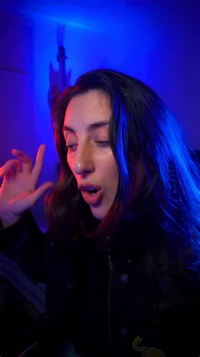 Los Grammy... ¿siempre premian al que se lo merece o a veces son puro marketing y lobby? Hoy vamos a revisar los Grammy de 1992, un año con TEMAZOS, pero... ¿estuvieron bien dados los premios? ¡Quedate y después me contás si bancás estas decisiones o si para vos fue cualquiera! - Grabación del Año: David Foster (productor) & Natalie Cole (intérprete) por “Unforgettable” (con Nat King Cole) - Mejor Álbum de Música Alternativa: R.E.M. (intérpretes y productores Scott Litt & R.E.M.) por Out of Time