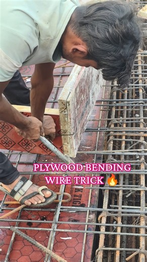 Smart 😱 Plywood Bending Wire Support Trick by Carpenter 🔨 #shuttering #construction #shortvideo