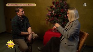 Wie sieht es im Hause Connor eigentlich an Weihnachten aus - gibt es da ein exklusives Ständchen der Pop-Queen für die ganze Familie? 👀🤩 Zumindest mit „Not So Silent Night“ hat sich Sarah Connor selbst schon mal ein vorweihnachtliches Geschenk bereitet. Psst... 🤫 Am Dienstag ist nicht nur Nikolaustag, sondern auch ein besonderer Tag im #ffs Studio: Sarah Connor ist bei uns zu Gast und singt für euch! ✨ Schaltet also unbedingt ein - ab 05:30 Uhr, in SAT.1. #AusderSendung #clip | SAT.1 Frühstüc