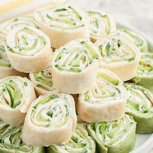 Cucumber Pinwheels: Comment RECIPE and I’ll send it to your messages #cucumberpinwheels #cucumbersandwiches #fingerfood #partyfood #cucumbers | Foodlovinfamily