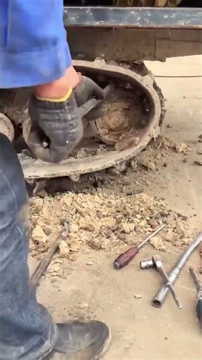 Removal process of excavator tracks