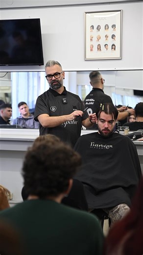 Pro tip πως να ΜΗΝ κάνεις ζημιά στο μαλλί όταν κουρεύεις με ξυράφι! #haircut #tip #barber #hairdresser #fypagee