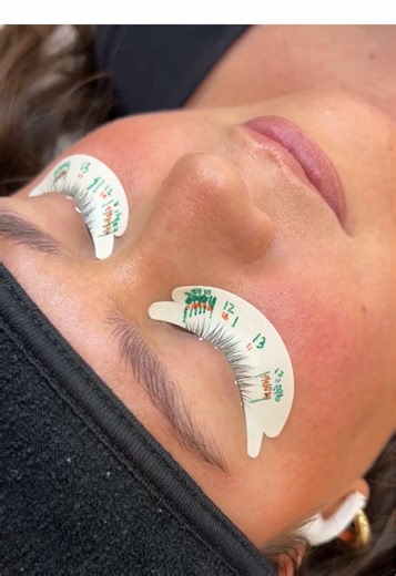 ✨ Ever wondered why lash artists map out lashes? It’s not just lines on tape, it’s your blueprint for the perfect set! ✨ Lash mapping helps us: ✔️ Customize the look for your unique eye shape ✔️ Keep both eyes symmetrical & balanced ✔️ Create styles like cat eye, doll eye, or wispy with precision ✔️ Work faster & more efficiently ✔️ Give you the exact look you’ll love every time 💕 If you see a set you love, save it and show us at your next appointment and we can recreate it for you! ✨ #lashmapp