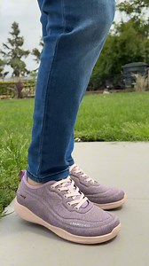 💧 Achy feet and soggy socks? Not with Liber8. This sneaker features a water repelling, stain resistant material and adjustable laces for a custom fit that moves with you — not against you. ✔️ Soft stretch knit = no tight spots ✔️ Cushioned support that adapts to your foot ✔️ Lightweight design that makes walking easier Stay dry, stay supported — and yes, shipping’s on us. | Alegria Shoes