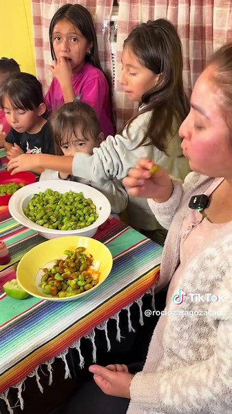 Comiendo garbanzos con salsa picante y limón #eating #garbanzos | eating food