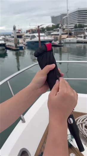 Tuck & Go Rapid Folding Windproof Umbrella 📌 Survives the wind and folds away dry. 🌂💨