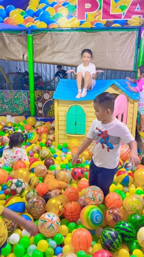 Mandi bola dan joget duduk imut di atap biru jendela hijau lucu #cocomelon