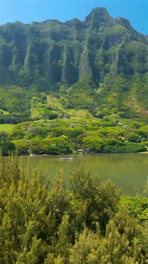 Moli’i fishpond is an 800 year old example of ancient Hawaiian aquaculture. As a part of our Ocean Voyage tour, you will learn about sustainable fishing practices as well as our oyster farm and current stewardship practices. 🎣 | Kualoa Ranch