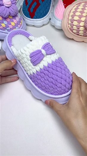 Tenho um curso completo que ensino a fazer todas minhas artes: crochê e amigurumi. O curso conta com mais de 6 mil gráficos, receitas e vídeo aulas. Além disso, ensinamos o passo a passo para aprender a trabalhar em casa com crochê e amigurumi O conteúdo é para profissionais, intermediárias e quem quer aprender a fazer crochê. ▶️ATENÇÃO: tudo que posto aqui já está sendo adicionado ao curso no módulo "ATUALIZAÇÕES" Acesse o site do meu perfil @manuh.croche para participar. Curso completo com cer