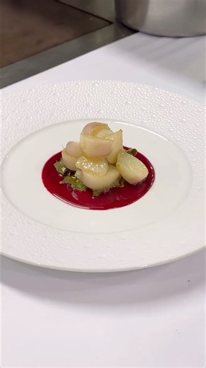 Alain Passard on Instagram: "Un petit feu, et l’oignon laisse parler ses saveurs 🧅🔥 —- A little flame, and the onion lets its flavors speak 🧅🔥 #oignon #chef #cuisine #parisrestaurant"