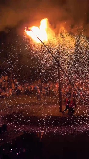 The Fire Phoenix of Badi, Pingnan county, #Fujian province, returns in a revamped form, igniting the night sky. As its fiery feathers dance and soar, they unveil a dazzling new take on a thousand-year-old folk tradition. #FirePhoenix #chineseculture #folk #ningde #CulturalHeritage | Hola Fujian