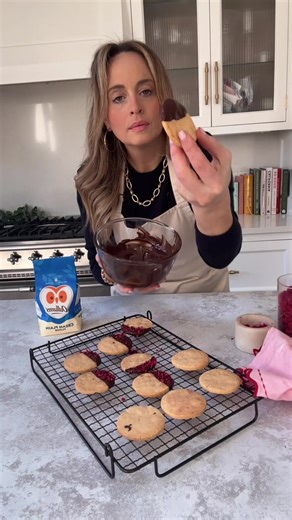 This Shortbread with Dark Chocolate & Freeze-Dried Raspberries is buttery, delicate and perfectly balanced, rich dark chocolate with a bright raspberry finish for that extra special touch! This is classic baking with a beautiful twist ❤️ Perfect with a cup of tea, for gifting, or simply treating yourself! Save this recipe to try later and let us know if you bake along: https://odlums.ie/recipes/shortbread-with-dark-chocolate-freeze-dried-raspberries/ #baking #odlums #shortbread #cookies #chocola