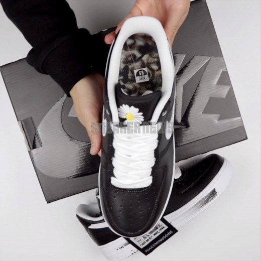 In-hand look at the PEACEMINUSONE x Nike Air Force 1 “Para-Noise” Learn more: http://bit.ly/2O4qaC1 | sneakernews.com