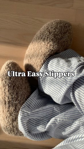 🇬🇧 Elisabeth and I used to think for years that slippers had to go in the washing machine to fit well and stay warm. But… they actually don’t need that at all 🤗 With our Ultra Easy Slippers, you can skip that nerve-wracking moment of holding your breath while your handknits spin around in the machine 🫧 Instead, you get a pair of slippers that fit perfectly straight off the needles — with no felting and no technique stress, because, as the name suggests: they’re ultra easy! And because they’r