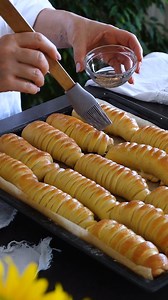 150K views · 772 reactions | Slane kiflice svi vole, a najčešće ih pravimo kada je hladnije vrijeme.  Dobre su i ukusne u svako doba dana - kao doručak, užina ili večera, a praktične su i za ponijeti. 縷 Od slatkoga slađe donosi vam jednostavan recept za fine, domaće kiflice, koje će obožavati i djeca i odrasli, a čeka vas na tinyurl.com/slane-kiflice 李 | Dr. Oetker BiH | Facebook