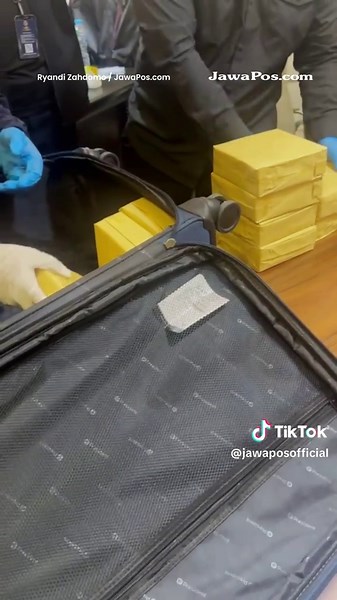 Setelah menemukan uang Rp60 miliar di de’Clan Signature Cafe, polisi juga menyita belasan jenis mata uang asing senilai Rp7,2 miliar dari sebuah money changer tanpa nama yang berada disamping kafe. Tak hanya itu, tiga orang pekerja cafe dan money changer ikut dibawa oleh petugas sebagai saksi. Langkah tegas ini diambil oleh penyidik Korps Pemberantasan Tindak Pidana Korupsi (Kortas Tipidkor) Polri bersama Direktorat Reserse Kriminal Khusus (Ditreskrimsus) Polda Metro Jaya dalam mengusut kasus me