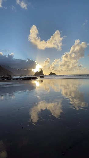 Si anhelas sumergirte en la naturaleza en su estado más auténtico, te invitamos a descubrir la Playa de Benijo. 🩵🌊 Un enclave singular en nuestra amada isla, con vistas privilegiadas a los imponentes Roques de Anaga. Los atardeceres aquí son verdaderas joyas mágicas que te permiten disfrutar de una experiencia inolvidable. Para muchos las puestas de sol desde aquí son las más bonitas de Tenerife. 🌅🌊 ¿Y tú?, cuéntanos que lugar es tu favorito para ver caer el sol. ☀️ #SomosTenerife #playadebe