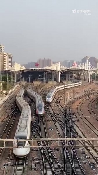 How do high-speed trains enter and exit major stations? Have you seen high-speed train changing tracks mere seconds apart? These three high-speed trains meet at Zhengzhou station. Despite what looks like several close calls, it's actually a very controlled process that happens every day throughout the nation. #HIGHSPEEDTRAIN | CGTN China24