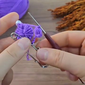 32K views · 441 reactions | Woow!! great idea with the harmony of thread and pearl using safety pin #crochet #knitting | Aslı ile sanatsal tasarımlar | Facebook