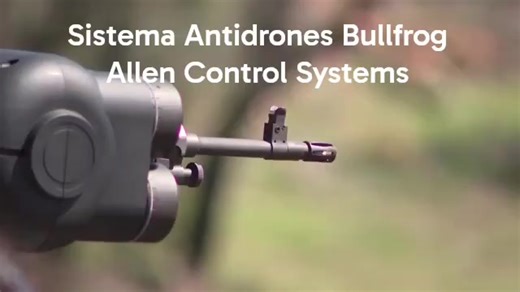 Éste es Bullfrog, un Moderno Sistema Antidrones de Alta Tecnología desarrollado por Allen Control Systems (ACS), con Sede en Austin, Texas EEUU Fué Diseñado para la Defensa Moderna, utiliza Inteligencia Artificial, Robótica y Visión Artificial para detectar y destruir una de las Amenazas de Mayor Crecimiento en la Guerra, los Drones