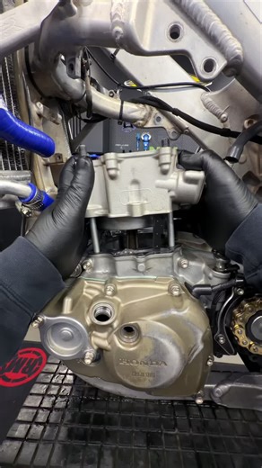 Part 2 of the High Comp @wisecopistoninc and @prox_racing_parts Titanium Valves build series @prymemx Abrasives really cleaned that head up nicely, I'm sure that carbon was 15 years old! The @motionpro Pivot Vice, Valve Spring Compressor, and Stem Seal Driver make this job sooo easy. Check out their website for more details and tooling options Motionpro.com