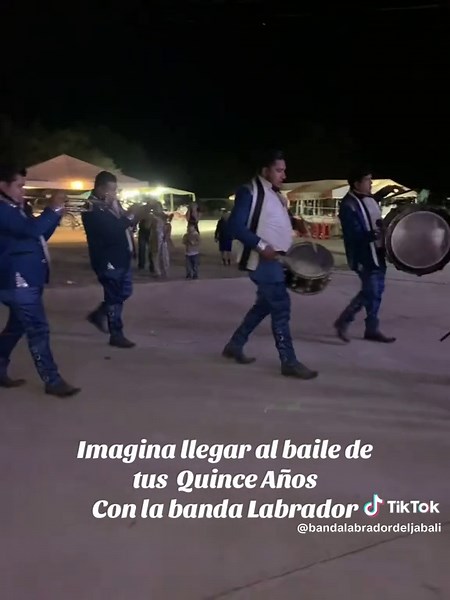 Imagina Llegar al baile de tus Quince Años con la Banda Labrador😮‍💨🤌🏻 #BandaLabrador #SeguimosHaciendoSurco #fyp #parati #regionalmexicano #banda #viral #slp #fiesta #xvaños