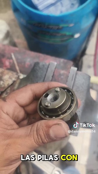 Cómo sacar un tornillo partido de árbol de levas FZ 16