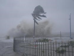 Cyclone lashes India, Bangladesh after 1.1M evacuated