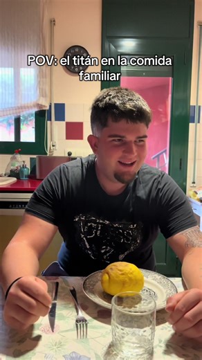 El Titan en la Comida Familiar: Momentos que Ríen