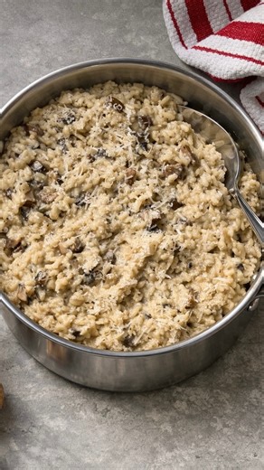 Easy Mushroom Risotto 🍄 slowly stirred with garlic, butter, parmesan, and a splash of wine until it’s silky, rich, and downright dreamy. This recipe is so easy to whip up I can’t wait of you to try this one! 👉🏻 Comment ‘recipe’ and I’ll send it straight to your messages! #risotto #mushroomrisotto | Sammy Montgoms
