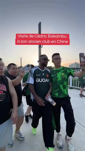 Beijing🇨🇳: L'international congolais 🇨🇩🇨🇩 CEDRIC BAKAMBU accueilli en Chine par les fans de son ancien club Beijing Guoan 🇨🇳😁👋. BAKAGOAL 🇨🇩 a marqué l'histoire de ce club chinois en devenant son meilleur buteur absolu avec 58 buts inscrits en seulement 87 matchs. Il a également fini meilleur buteur du championnat chinois (Chinese Super League 🇨🇳) en 2020. #diaspora #pulsecongo #congolaise🇨🇩 #congo