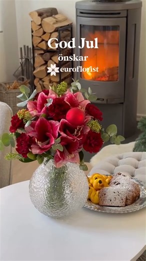 Euroflorist Sverige | skicka blommor | Webshop on Instagram: "Vi önskar dig en jul fylld av kärlek, skratt och vackra blommor 🎄✨ God jul önskar vi alla på Euroflorist!"