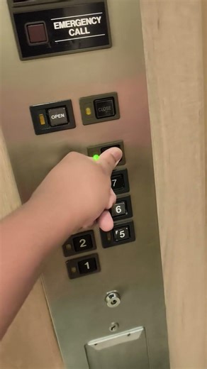 1980's Computer Control Hitachi Elevator at Resorts World Awana [Short Ride]